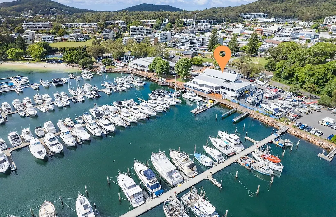 Crows Nest Marina View Apartment, 6 Teramby Rd - Waterfront, Wifi, Aircon, Marina-1