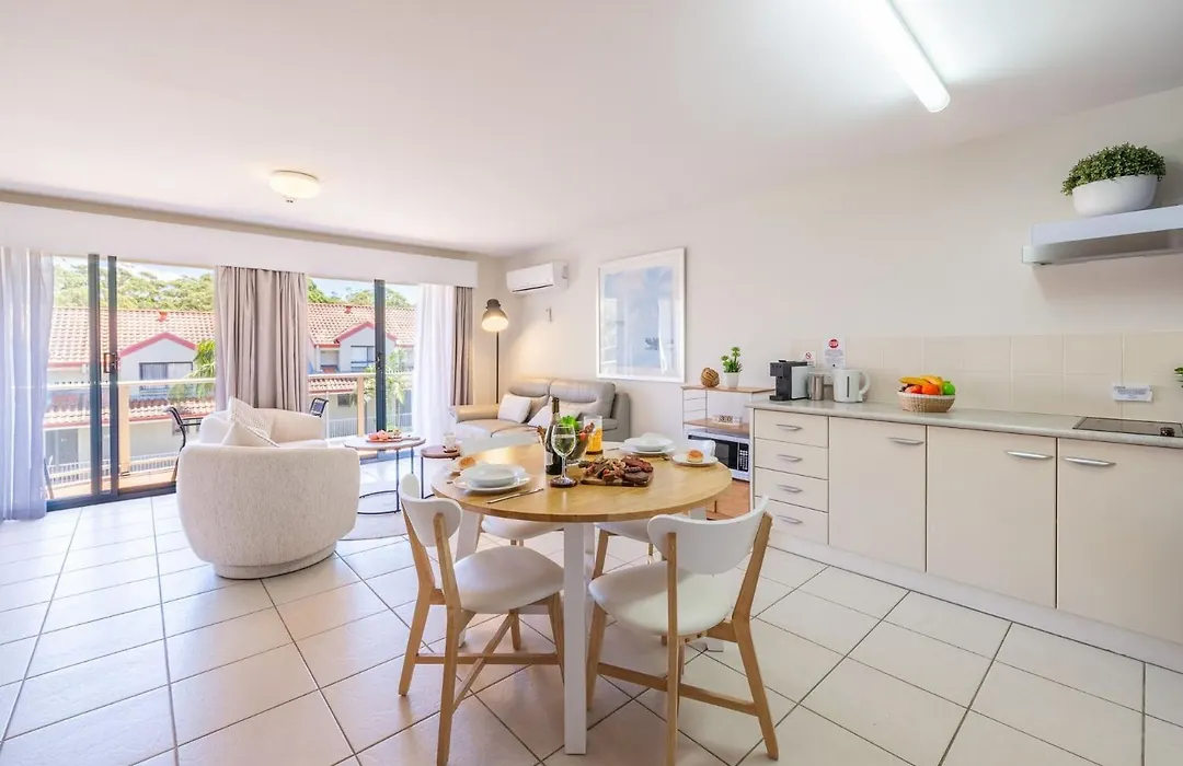 Bay Breeze Apartments, 33 1 Trafalgar St - Aircon, Wi-Fi, Linen, Pool-1