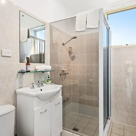 Little Hut Unit 3 20 Kurrawa Close-3