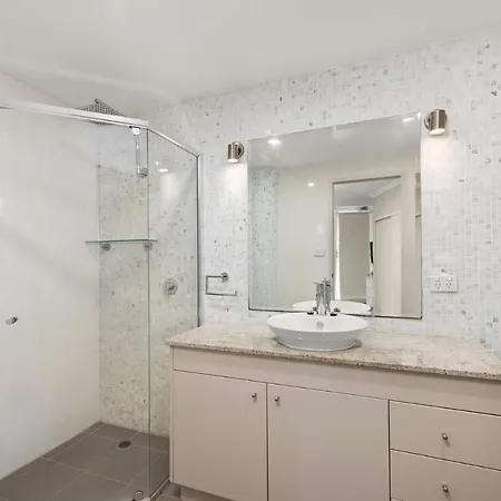 Oasis Unit 3 5 Laman Street-3