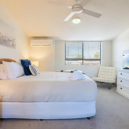 Bay Breeze Apartments, 33 1 Trafalgar St - Aircon, Wi-Fi, Linen, Pool-2