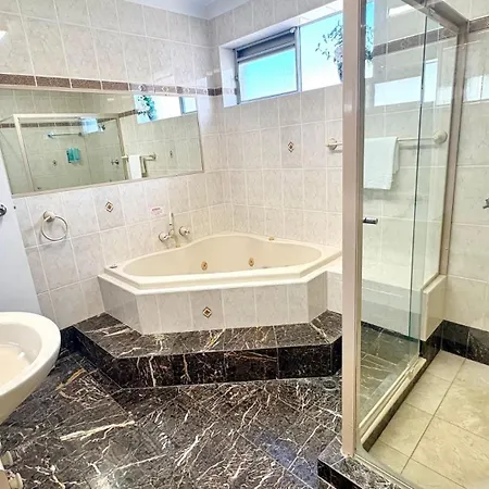 Laman Lodge Unit 5 15 Laman Street-2