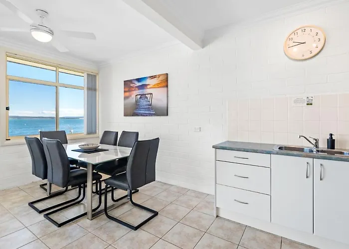Little Hut Unit 3 20 Kurrawa Close Nelson Bay