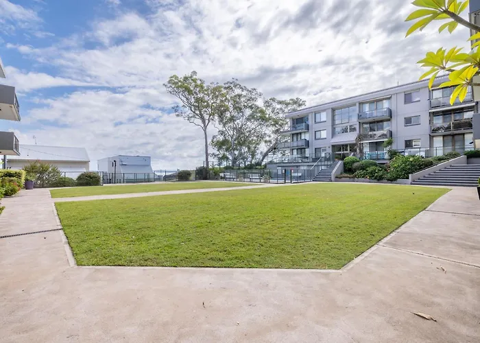The Poplars: Waterfront Retreat with Pool and Panoramic Views Apartment Nelson Bay