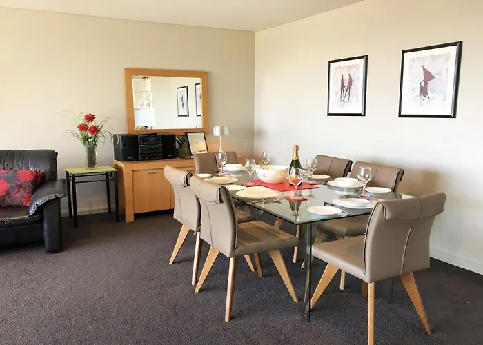 Bayview Apartments: Central Stockton Street Retreat Nelson Bay