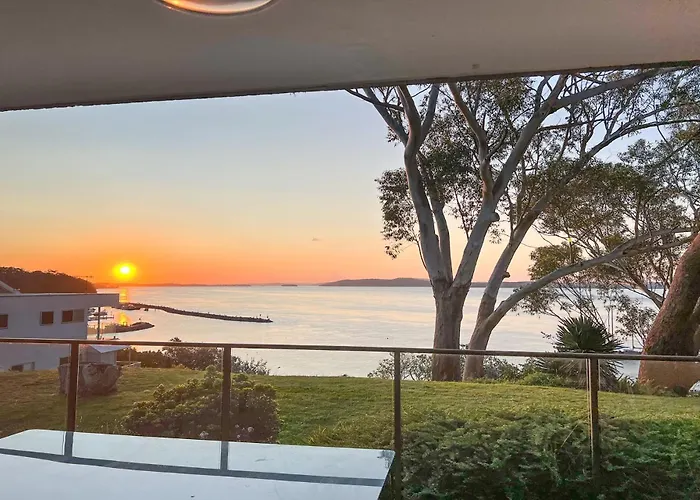 The Poplars: Waterfront Retreat with Pool and Panoramic Views Apartment Nelson Bay