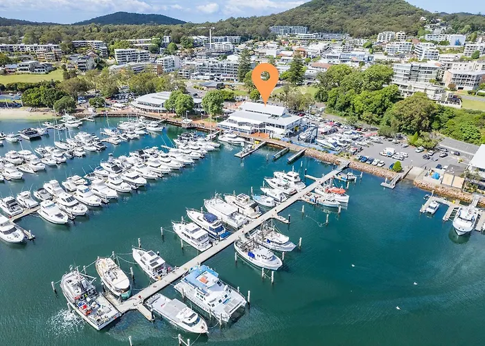Crows Nest Marina View Apartment, 6 Teramby Rd - Waterfront, Wifi, Aircon, Marina Nelson Bay