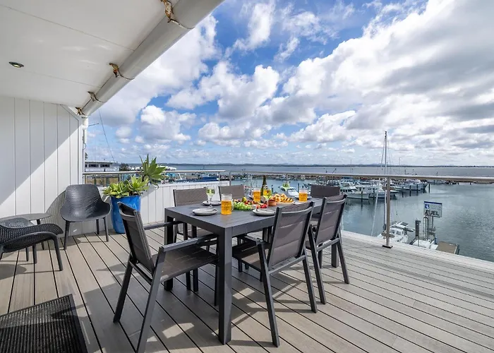 Crows Nest Marina View Apartment, 6 Teramby Rd - Waterfront, Wifi, Aircon, Marina Nelson Bay