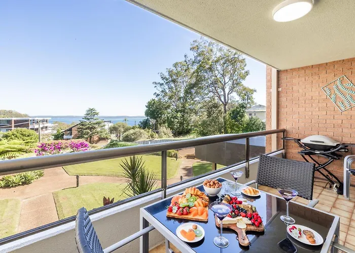 The Commodore, 23,9-11 Donald Street - Delightful Unit With Gorgeous Water Views, Air Con And Wi-Fi Nelson Bay